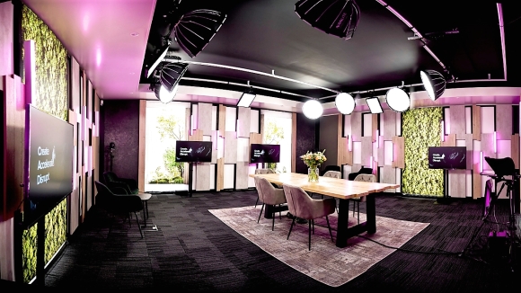 Corporate in-house studio bij Adwise, ontworpen door GetyourStudio met modulair decor, sfeerverlichting en studiomeubilair.