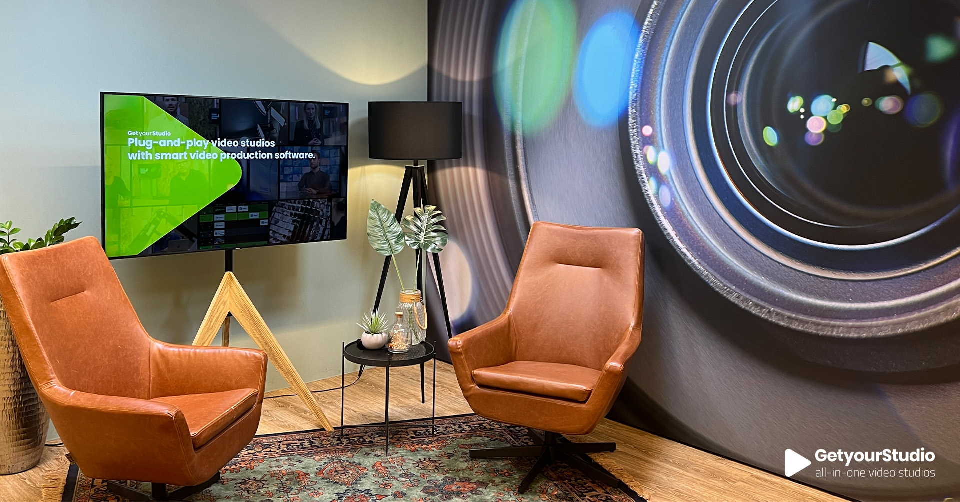 Interviewsetting in een in-house videostudio van GetyourStudio, met designstoelen, flatscreen en decorwand