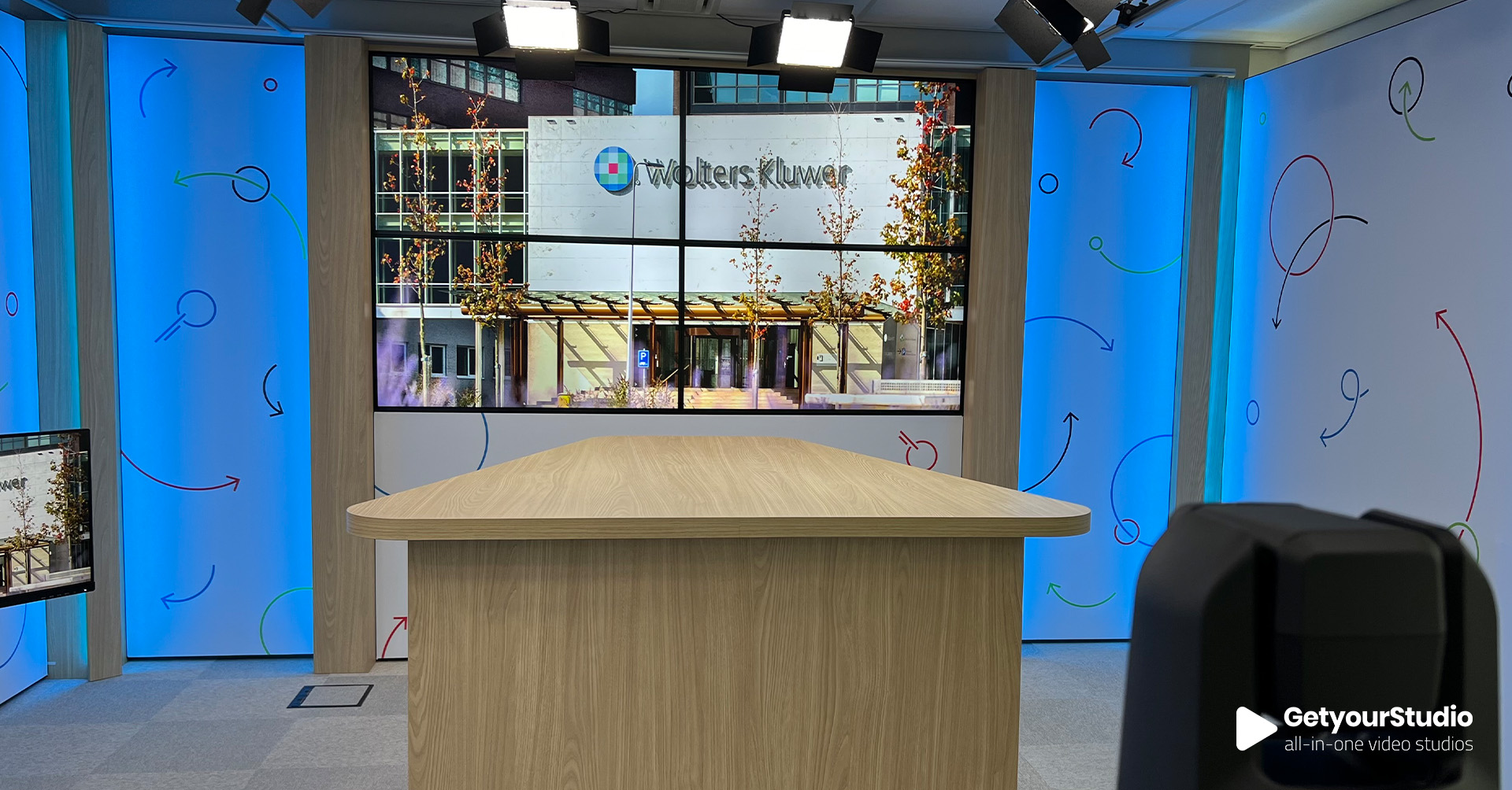 Corporate in-house studio van Wolters Kluwer, ontworpen door GetyourStudio met LED-verlichting, videowall en maatwerkdecor.