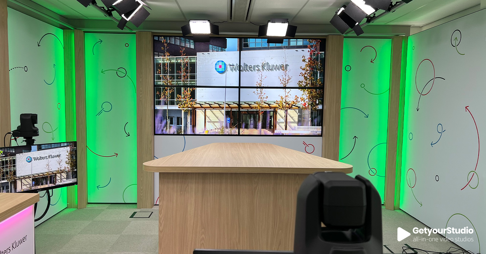 Corporate in-house studio van Wolters Kluwer, ontworpen door GetyourStudio met LED-verlichting, videowall en maatwerkdecor.